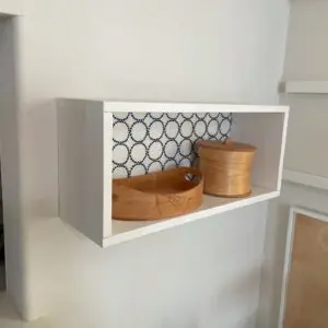 箱型の壁面ディスプレイラック(壁に付けられる家具)DIY | 自作自錯
